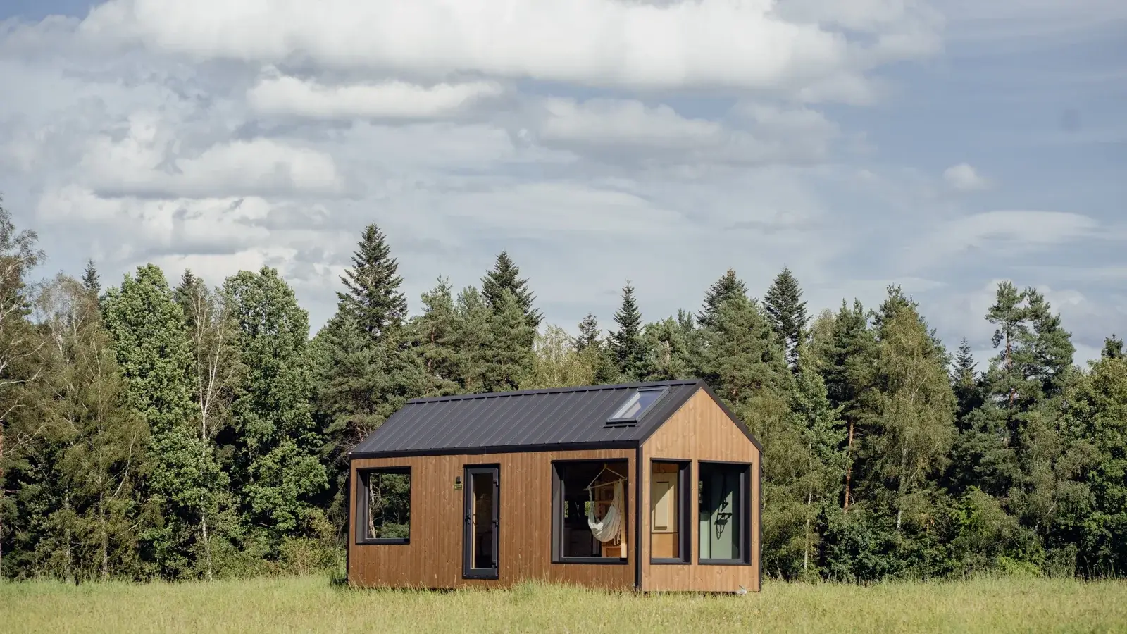 Et tiny house bliver stillet på en grund