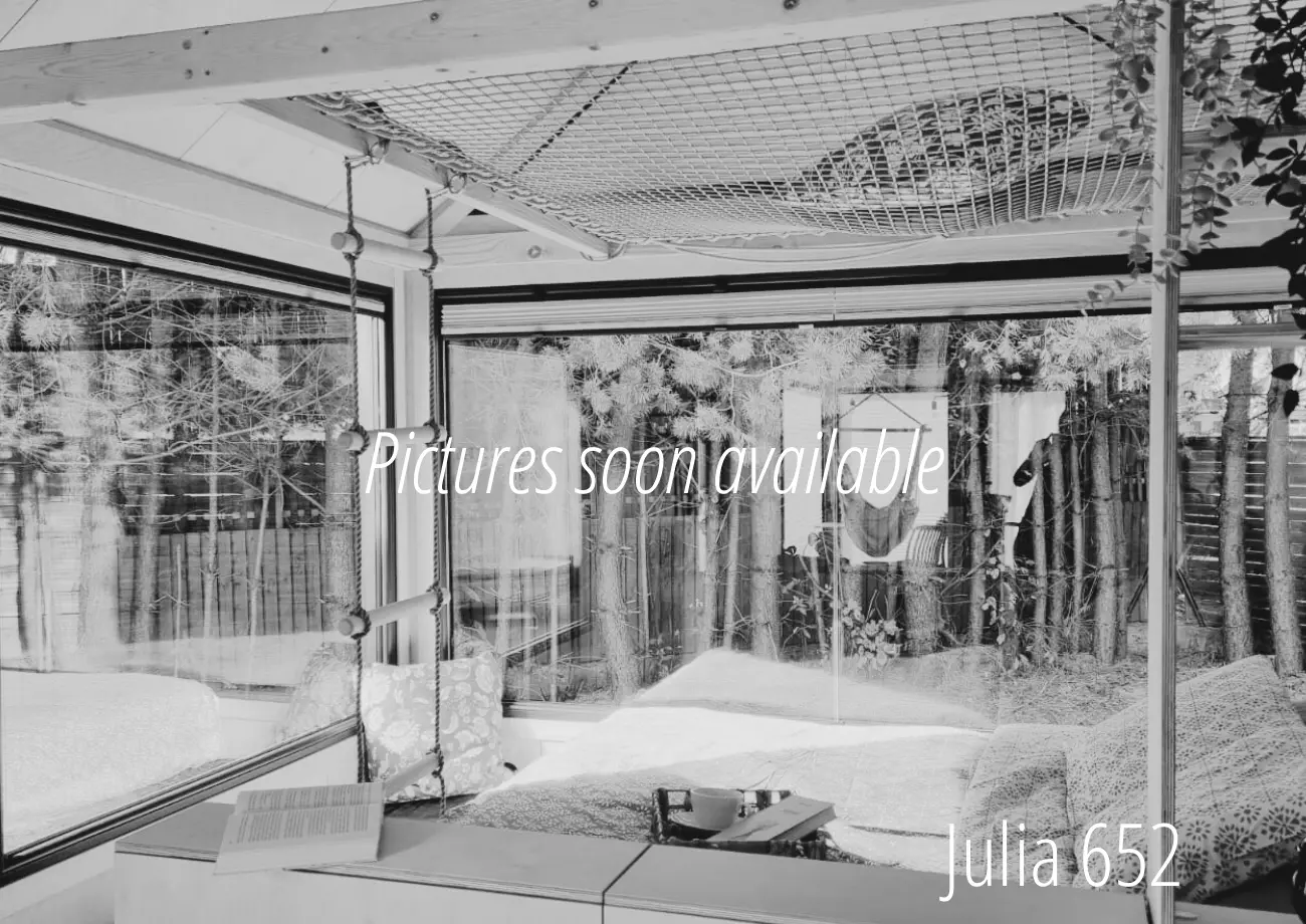 Julia 652 Brochure 1