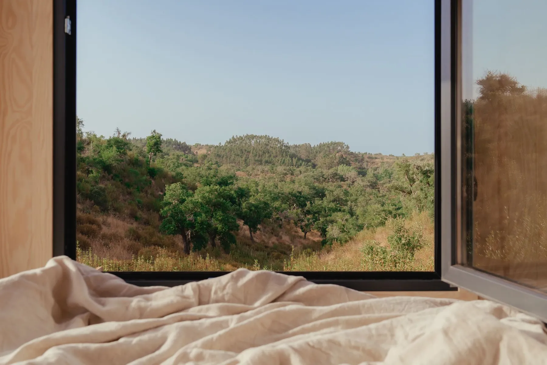 Mañana en el valle: vistas desde una cabaña Hiide.