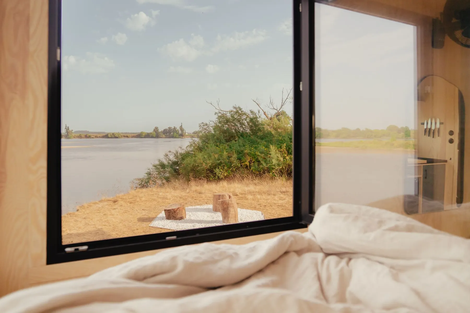 De la almohada al río: despierta junto al agua y el silencio de fuera.